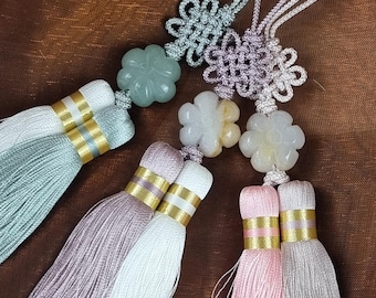Chrysantheme Jade koreanische Norigae, zwei Strang Quaste Hanbok Charme, traditionelle Knoten Tasche Schlüsselbund, Langlebigkeit Geschenk