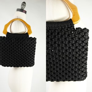 Bolso de crochet negro con asa superior, años 70