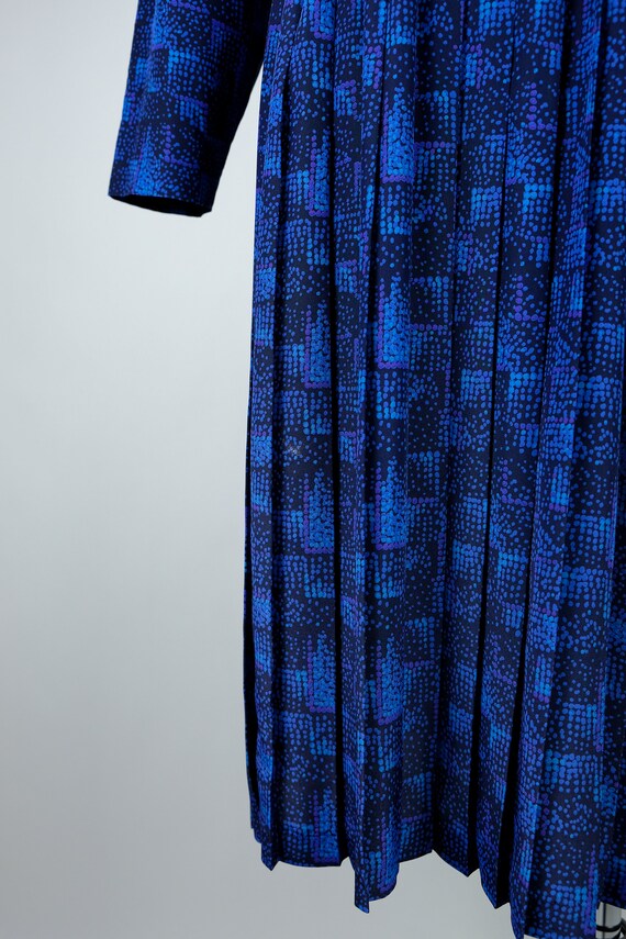 1980s Leslie Fay Deep Blue Abstract Pleated Dress - image 4