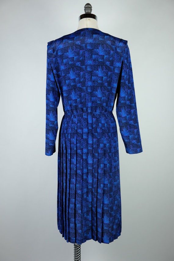 1980s Leslie Fay Deep Blue Abstract Pleated Dress - image 6