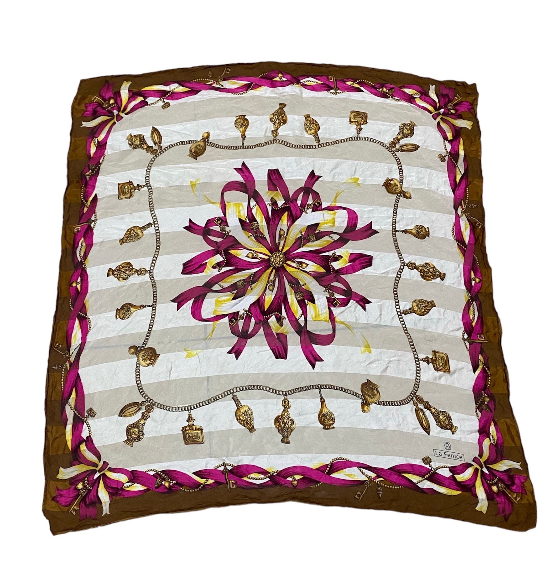 スカーフ　la fenice アンティークアイテム柄シルク　絹100% 88cm スカーフ la fenice アンティークアイテム柄シルク 絹100% 88cm 【公式