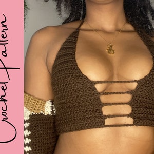 Puede incluir: Un top halter de crochet marr&oacute;n con un dise&ntilde;o de corte en la parte delantera. El top est&aacute; hecho con un patr&oacute;n de punto simple y tiene un ajuste holgado.