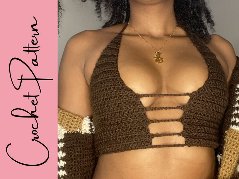 Puede incluir: Un top halter de crochet marr&oacute;n con un dise&ntilde;o de corte en la parte delantera. El top est&aacute; hecho con un patr&oacute;n de punto simple y tiene un ajuste holgado.