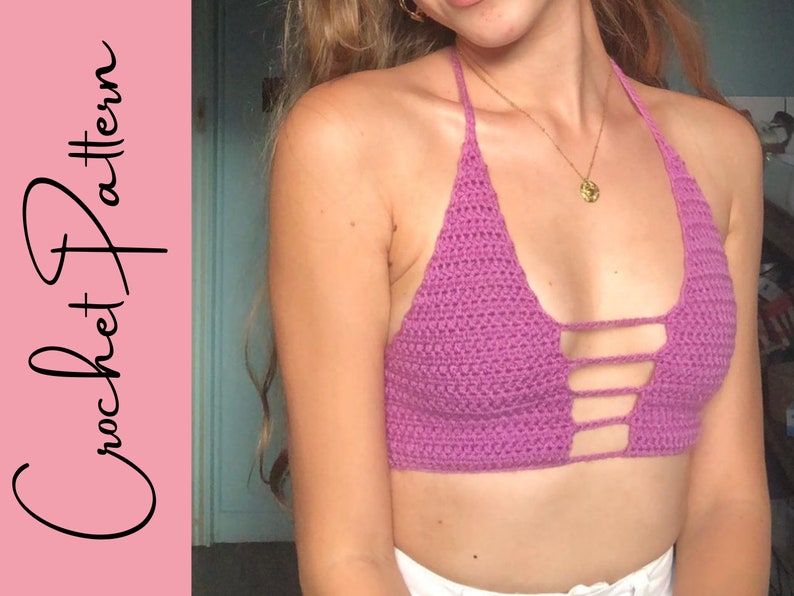 Puede incluir: Un top halter de crochet morado con un dise&ntilde;o cruzado en la parte delantera.