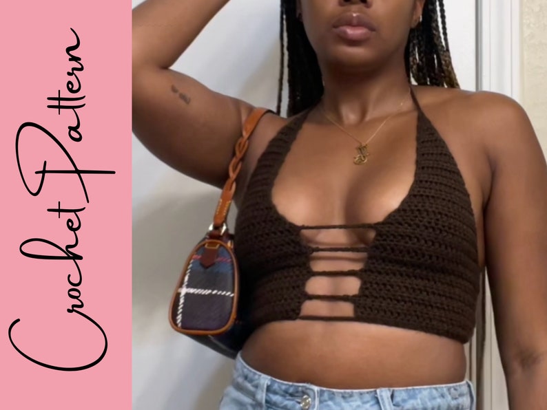 Puede incluir: Un top de halter de crochet marr&oacute;n con un dise&ntilde;o de corte. El top se lleva sobre un par de pantalones vaqueros azules.