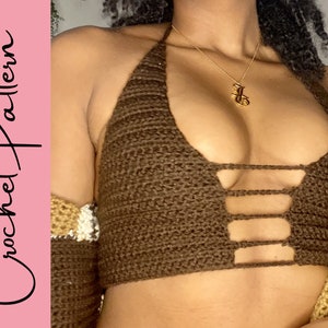 Puede incluir: Un top de crochet marr&oacute;n con tirantes y un dise&ntilde;o de corte en la parte delantera. El top lo lleva una persona con el pelo oscuro.