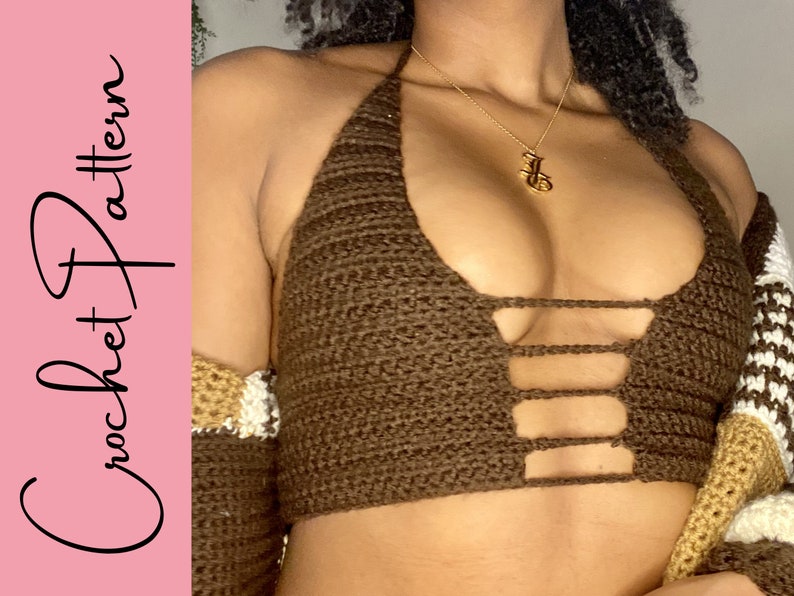 Puede incluir: Un top de crochet marr&oacute;n con tirantes y un dise&ntilde;o de corte en la parte delantera. El top lo lleva una persona con el pelo oscuro.