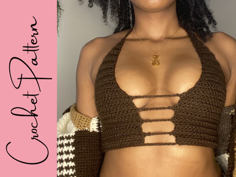 Puede incluir: Un top halter de crochet marr&oacute;n con un dise&ntilde;o de corte en la parte delantera. El top est&aacute; hecho con un punto de crochet sencillo y tiene un estilo simple y minimalista.