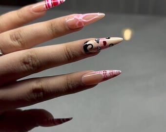 Handgemalte Gesichtsnägel | Y2k Pop Art Kiss Design, Rosa Streifen