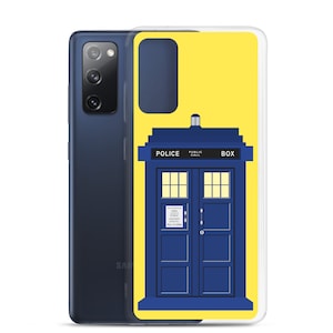 Könnte beinhalten: Eine gelbe Handyhülle mit einem blauen Polizeikasten-Design. Die Box trägt die Aufschrift "Police Public Call Box" oben.