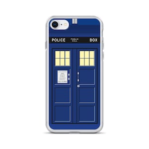 Pode incluir: Uma capa transparente para telefone com um design azul e branco de uma caixa de polícia. A caixa tem o texto "Police Public Call Box" na frente. A capa é projetada para caber em um iPhone.
