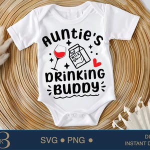 Puede incluir: Un body blanco para bebé con el texto "Auntie's Drinking Buddy" en negro. El diseño incluye una copa de vino, una caja de leche y un corazón rojo.