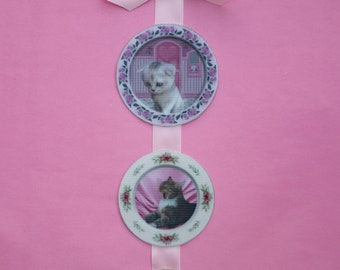 Umbridge&#39;s Mini Lenticular Cat Plates Ribbon, magical moving pictures, evil pink witch from wizard school, cat display with bow