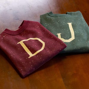 Suéter navideño de la familia Wizard: jersey de punto personalizado con monograma de letras, regalo personalizado para él o su hijo, atuendo para maratón de cine.