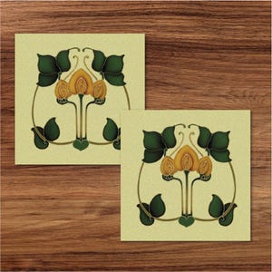 Könnte beinhalten: Zwei quadratische Fliesen mit einem grünen und goldenen floralen Design. Das Design zeigt stilisierte Blätter und Blüten mit gelben Zentren.
