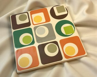 Płytki ścienne w stylu retro z epoki atomowej – geometryczne płytki ceramiczne z lat 50. – wystrój w stylu mid-century modern – płytki akcentowe w stylu vintage do kuchni lub łazienki