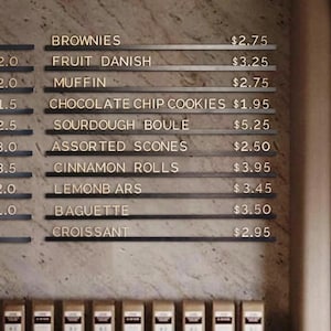 Lavagna per menù per caffetteria, lavagna con lettere intercambiabili su binari neri, insegna da parete in legno per panetteria, bar, ristorante, espositore per listino prezzi.