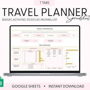 以下が含まれることがあります： 「TRAVEL PLANNER Spreadsheet」というタイトルのGoogleスプレッドシートが表示されたラップトップコンピューター。スプレッドシートには7つのタブがあり、予算、アクティビティ、ToDoリスト、パッキング、旅行の概要のセクションが含まれています。