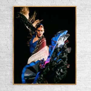 Großformatige Flamencotänzerin in blauem Kleiderdruck mit Manton | Wandkunst | Studio und Schuldekoration