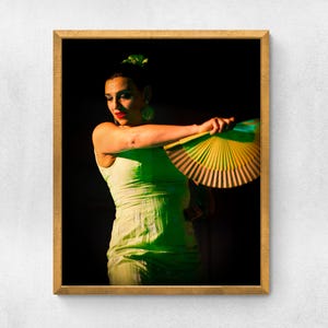 Impresión de póster de gran formato de bailarina de flamenco con abanico sobre fondo oscuro / bailarina española con vestido verde