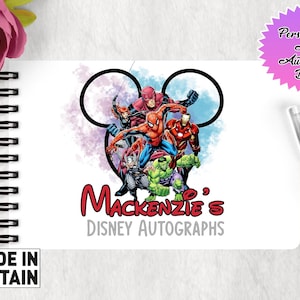 Könnte beinhalten: Ein personalisiertes A6-Autogrammbuch mit Disney-Motiv. Das Cover zeigt Marvel-Superhelden in einer Mickey-Mouse-Silhouette mit dem Text "Mackenzie's Disney Autographs". Die Worte "Made in Britain" sind ebenfalls sichtbar.