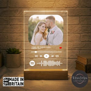 Peut inclure: Lampe de chevet LED personnalisée avec une photo de couple, le titre de la chanson "TIME OF YOUR LIFE" de Green Day et une interface de style Spotify. Elle possède une base en bois et est fabriquée en Grande-Bretagne.