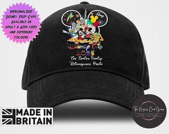 Może przedstawiać: Czarna czapka z daszkiem z motywem Myszki Miki i przyjaciół. Tekst na czapce brzmi "Disney Trip 2025 The Smith Family Disneyland Paris".