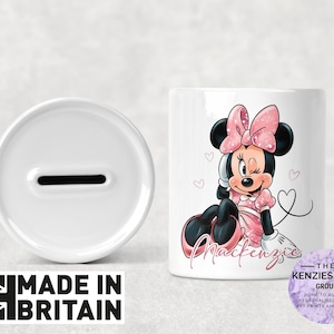 Può includere: Una tazza di ceramica bianca con manico nero e la scritta "But First, Coffee" in nero, con un font in stile scritto a mano. La tazza è su una superficie bianca.