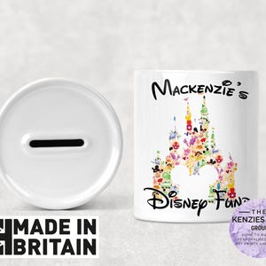 Op de afbeelding: Witte keramische spaarpot met een gleuf aan de bovenkant. De voorkant van de spaarpot heeft een kleurrijke illustratie van Assepoester's kasteel met Mickey Mouse oren. De tekst "Mackenzie's Disney Fun" is op de spaarpot gedrukt.