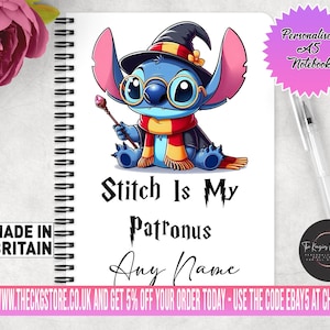 Könnte beinhalten: Eine blaue Stitch-Figur trägt einen Hexenhut und einen Schal mit den Worten "Stitch Is My Patronus" und "Any Name" darunter. Das Bild ist für ein personalisiertes A5-Notizbuch.