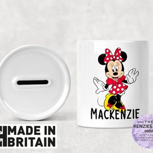 Può includere: Salvadanai in ceramica bianca con fessura, con un disegno di Minnie Mouse con un vestito rosso a pois. Il nome "Mackenzie" è stampato sotto. Prodotto in Gran Bretagna.