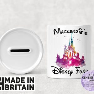 Op de afbeelding: Witte keramische spaarpot met een gleuf aan de bovenkant. De voorkant van de spaarpot heeft een aquarel-illustratie van Assepoester's kasteel met de tekst "Mackenzie's Disney Fund".