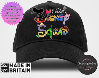 Może przedstawiać: Czarna czapka z daszkiem z kolorowym nadrukiem graficznym z napisem Disney Squad 2025. Wzór zawiera różne ikony i symbole nawiązujące do postaci w kolorach czerwonym, żółtym, niebieskim, zielonym i fioletowym. Czapka ma zakrzywiony daszek i koronę.
