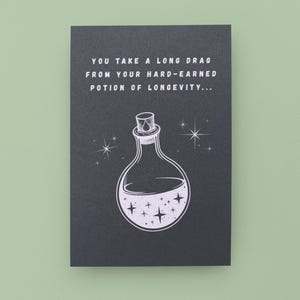 Lustige Dnd Geburtstagskarte | Trank der Langlebigkeit +1 zu Alter | Nat 1 Critical Fail Geschenk für Gamer Freund | Nerdige TTRPG Karte für Sie und Ihn