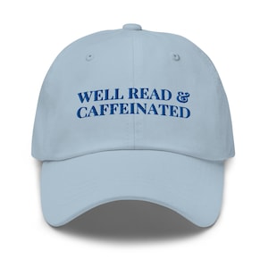 Goed gelezen en cafeïnehoudende boekenliefhebber: geborduurde baseballpet