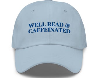 Goed gelezen en cafeïnehoudende boekenliefhebber: geborduurde baseballpet