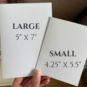 Op de afbeelding: Twee witte rechthoekige kaarten met de labels "LARGE" en "SMALL". De grote kaart is 5" x 7" (12,7 cm x 17,8 cm), en de kleine kaart is 4,25" x 5,5" (10,8 cm x 14 cm). De kaarten worden in een hand gehouden.