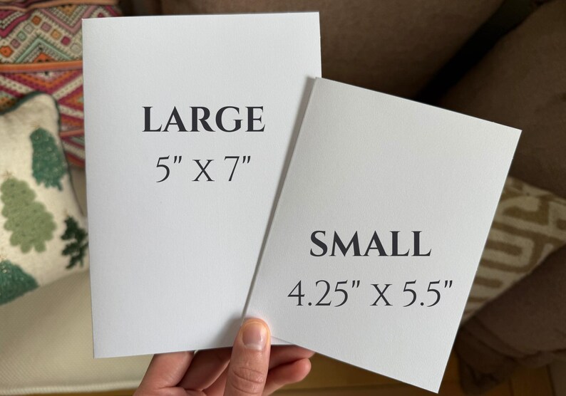Op de afbeelding: Twee witte rechthoekige kaarten met de labels "LARGE" en "SMALL". De grote kaart is 5" x 7" (12,7 cm x 17,8 cm), en de kleine kaart is 4,25" x 5,5" (10,8 cm x 14 cm). De kaarten worden in een hand gehouden.
