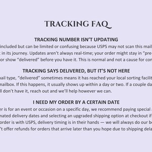 Op de afbeelding: Een lichtpaarse afbeelding met de titel "TRACKING FAQ" in een decoratief lettertype. De tekst legt veelvoorkomende trackingproblemen uit, waaronder vertraagde updates, leveringsverschillen en aankomsttijden van bestellingen. Het geeft ook richtlijnen.