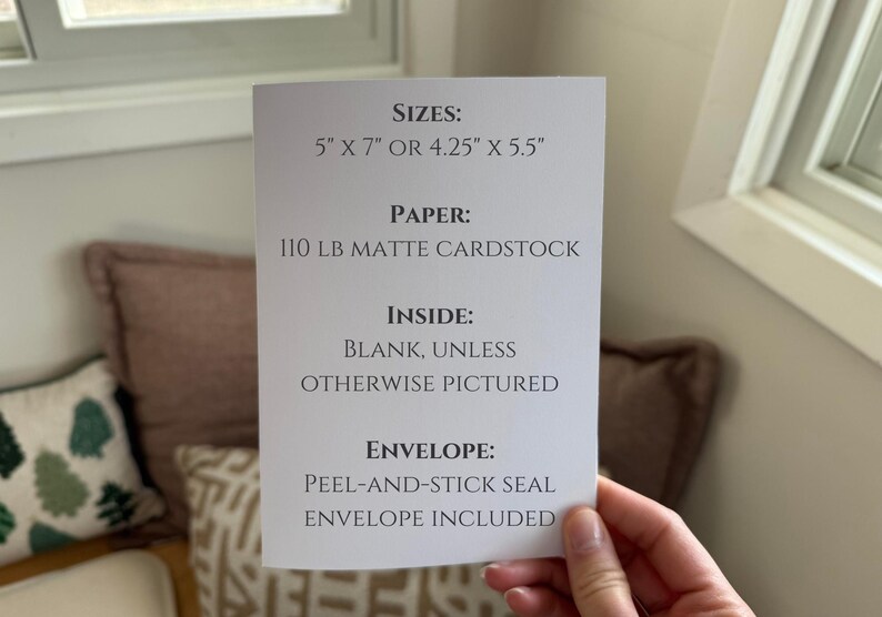 Op de afbeelding: Een witte kaart met tekst met afmetingen van 12,7 cm x 17,8 cm of 10,8 cm x 14 cm, papiersoort als 110 lb mat karton en binnenkant leeg, tenzij anders afgebeeld. De envelop heeft een zelfklevende sluiting en is inbegrepen.