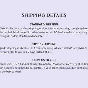 Op de afbeelding: Tekst op een lavendelkleurige achtergrond met verzendopties: Standaard verzending via USPS First-Class Mail met tracking, en Express verzending via USPS Priority Mail Express. Bestellingen worden verzonden vanuit Minnesota.