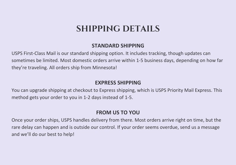 Op de afbeelding: Tekst op een lavendelkleurige achtergrond met verzendopties: Standaard verzending via USPS First-Class Mail met tracking, en Express verzending via USPS Priority Mail Express. Bestellingen worden verzonden vanuit Minnesota.