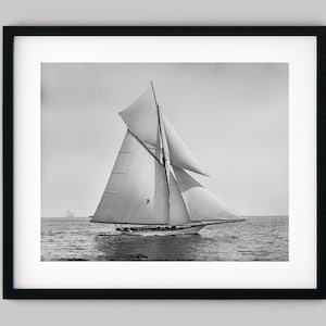 Goletta nautica La barca galleggia sull'acqua Fotografia Stampa fotografica artistica in bianco e nero - Decorazione da parete