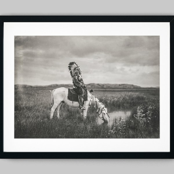 Chef amérindien assis sur un cheval buvant dans un petit ruisseau dans le Dakota du Nord Photographie noir et blanc Fine Art Print Wall Decor