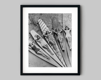 Vintage Strand Fotografie Druck - Frauen auf Surfbrettern, schwarz-weiße Wandkunst