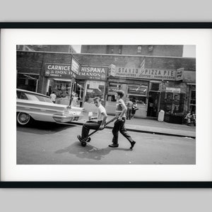 Chłopcy jadą ulicą w wózku w Little Italy na Manhattanie w Nowym Jorku Czarno-biała fotografia artystyczna wydruk - Dekoracja ścienna