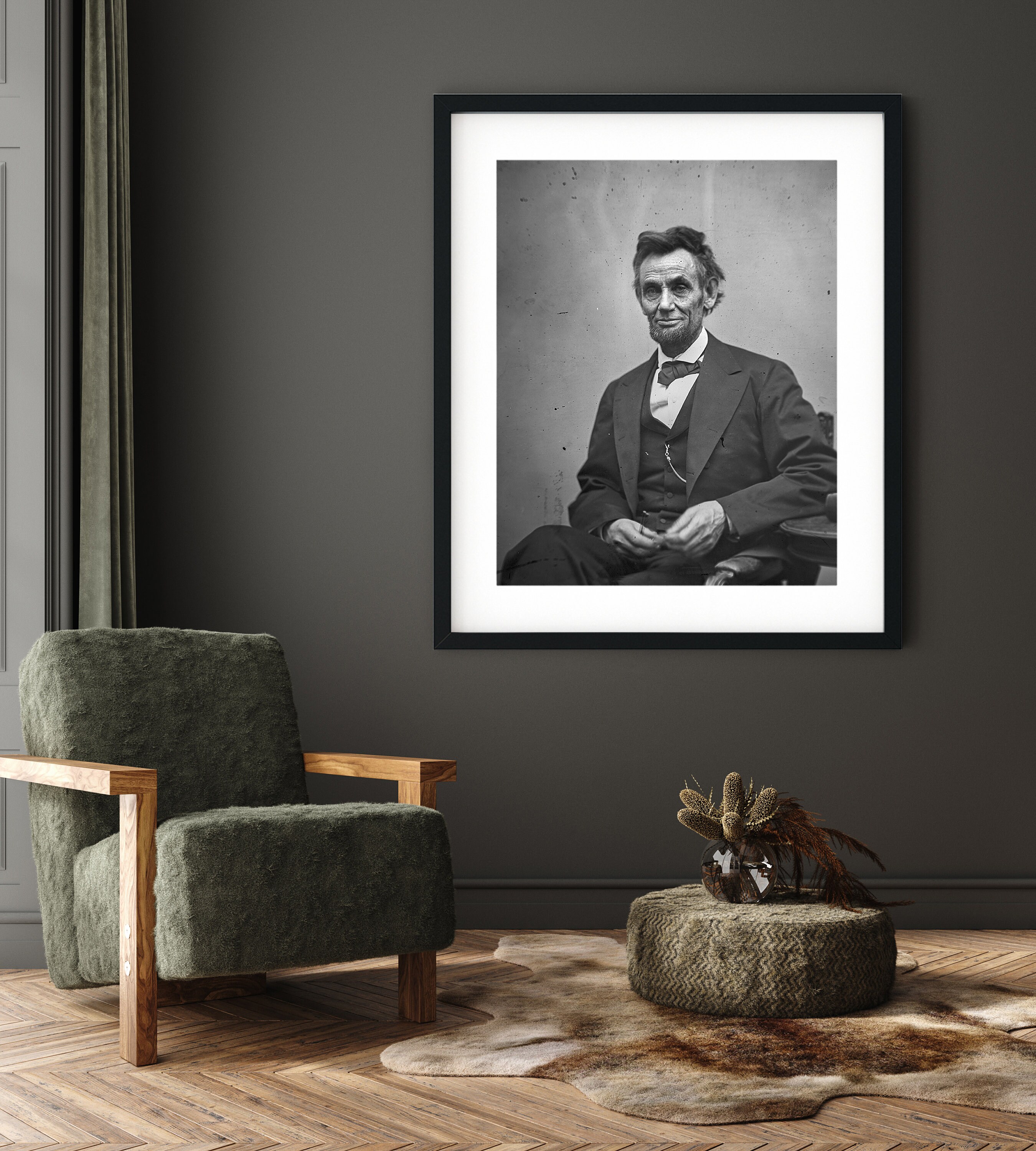 アメリカ大統領エイブラハム・リンカーンがスーツを着て座っている半身