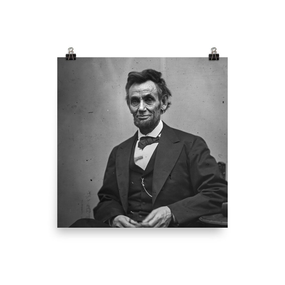 アメリカ大統領エイブラハム・リンカーンがスーツを着て座っている半身