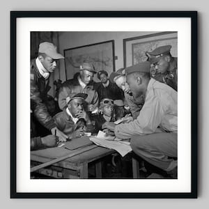 Tuskegee Flieger Piloten planen einen Luftangriff für die amerikanische Luftwaffe in Italien WWII Schwarzweiß Fotografie Fine Art Print - Wand Dekor