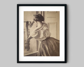 Portret van een jonge Victoriaanse vrouw in een jurk die uit een raam kijkt Black and White Photography Fine Art Print - Wall Decor